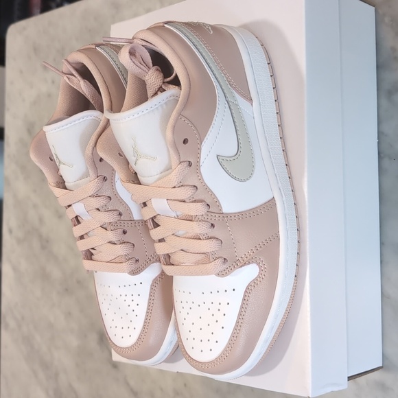 Air Jordan 1 Low - Picture 3 of 4